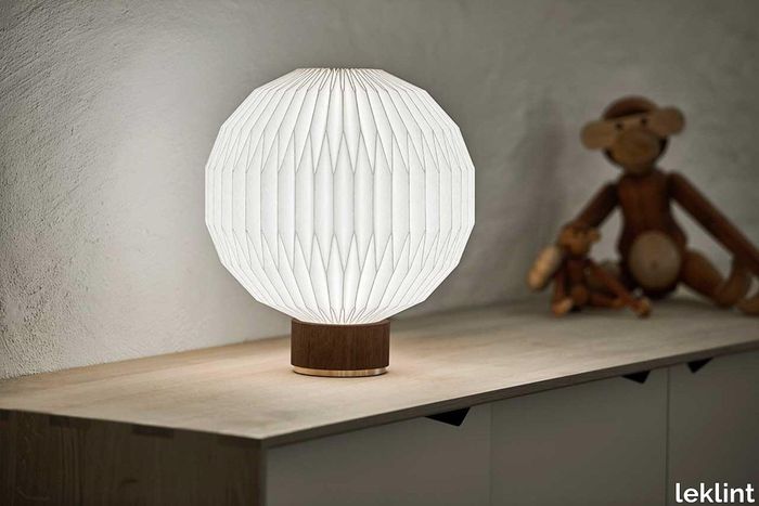 leklint375_table_lamp_medium_smokedoak_lifestyle1.jpg