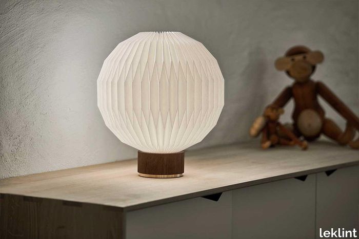 leklint375_table_lamp_medium_smokedoak_paper_lifestyle1.jpg