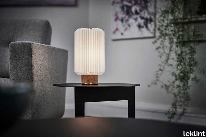 leklint382_cylinder_table_lamp_lightoak_lifestyle1_494185f0-f8c7-4c4f-9f0f-c8ba5b3d1dd7.jpg