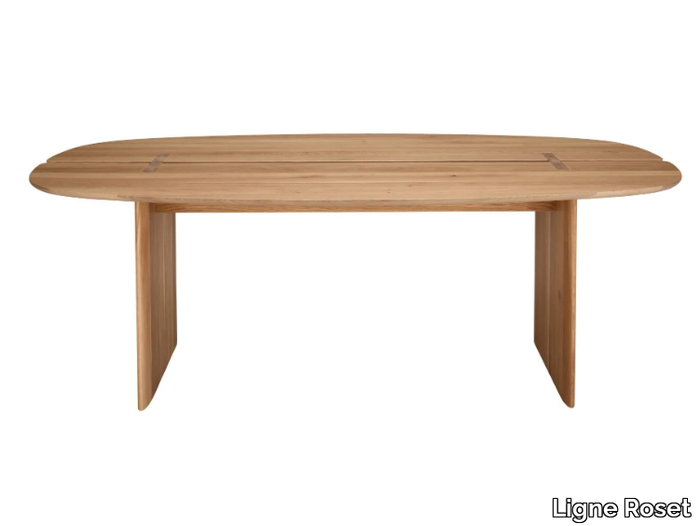 INTERVALLE - Oval solid wood dining table _ Ligne Roset