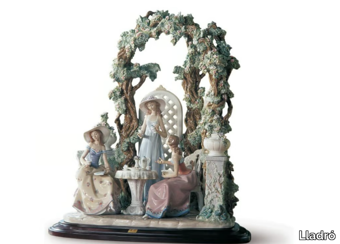 TEA IN THE GARDEN WOMEN - Porcelain decorative object _ Lladró