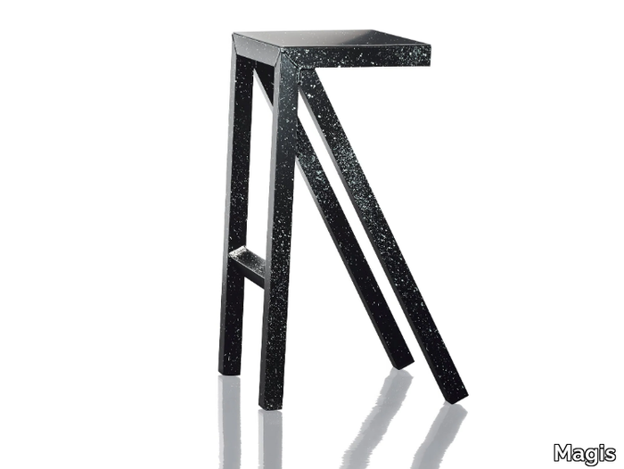 bureaurama-high-stool-magis-244018-rela5a7e0c8.jpg