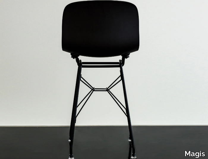 troy-low-stool-magis-358298-rel16b4bdf8.jpg