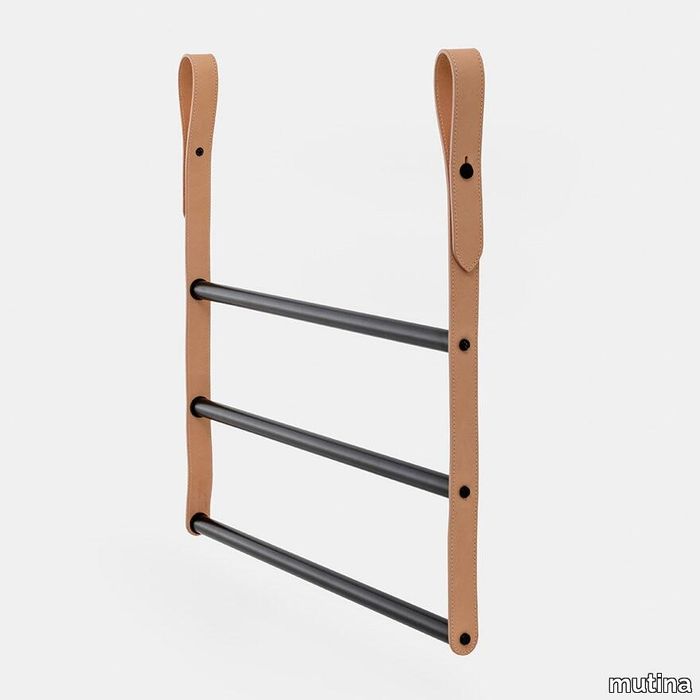 2726_n_Towel-Rack-Tall---Black-metal- -Vegetable-tanned-leather---53,4-(H)-cm-x-47-(L)-cm_DETTAGLIO.jpg