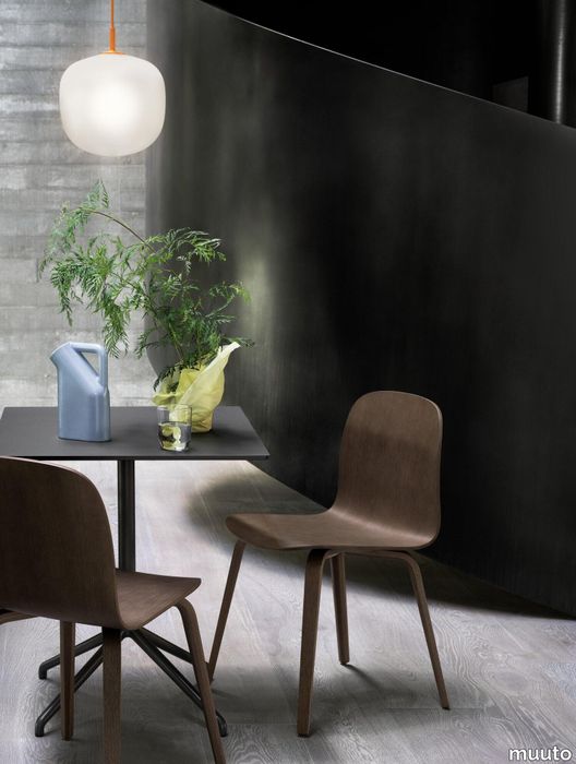 10629-en-visu-chair-stained-dark-brown-rime-pendant-25-orange-still-cafe-table-black-muuto-org.tif