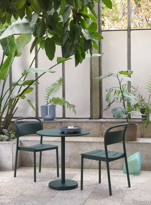 12023-en-linear-steel-side-chair-cafe-table-70-dark-green-platform-tray-kink-vase-muuto-org.tif