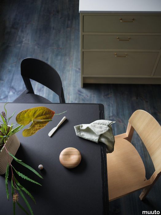 13221-en-workshop-table-black-linoleum-workshop-chair-black-oregon-pine-ridge-vase-muuto-org.tif