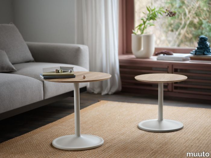 13224-en-soft-side-table-solid-oak-off-white-ply-rug-burnt-orange-in-situ-clay-12-kink-vase-wide-muuto-org.tif