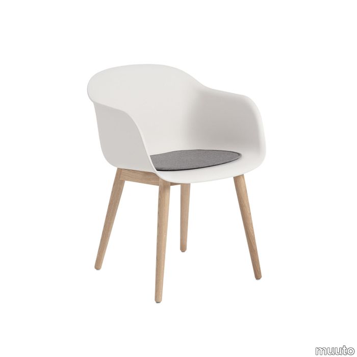 1561-en-fiber-lounge-chair-tube-base-black-seat-pad-remix-133-muuto-5000x5000-hi-res.tif