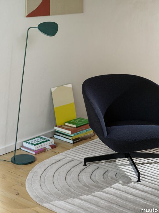 19401-en-oslo-lounge-chair-colline-787-swivel-base-black-relevo-170x240-off-white-leaf-floor-dark-green-muuto-org.tif