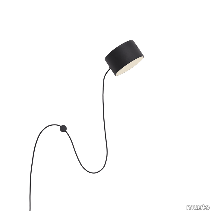 2352-en-post-floor-lamp-black-wall-muutoa-5000x5000-hi-res.tif