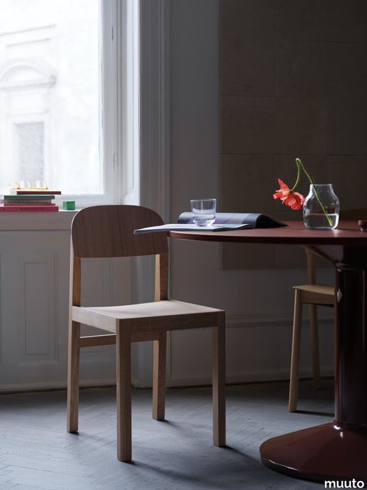 23819-en-midst-table-120-dark-red-workshop-chair-oak-raise-glass-silent-vase-11-clear-muuto-org.tif