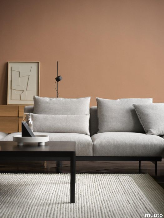 4851-en-in-situ-sofa-clay-12--pebble-rug-light-grey-workshop-black-platform-muuto-org.tif