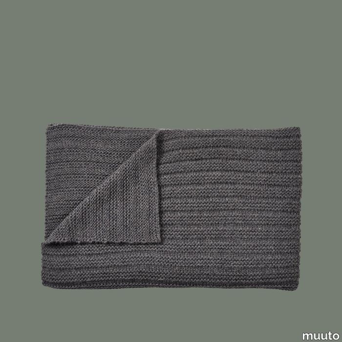 5604-en-ample-throw-dark-grey-130x160-muuto-5000x5000-hi-res-cb.tif