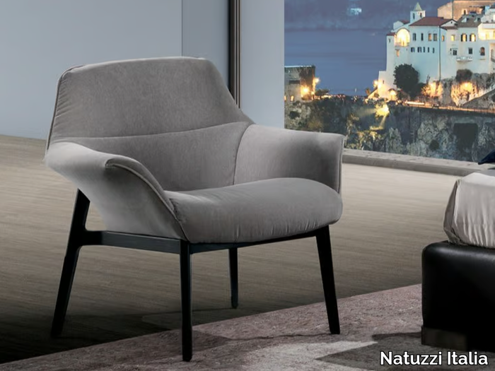 AURA - Fabric easy chair with armrests _ Natuzzi Italia