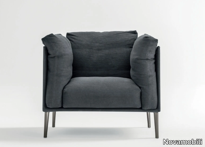 KUBÌ - Upholstered armchair with armrests _ Novamobili