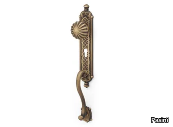 QUEEN CLASSIQUE - Brass door handle on back plate _ Pasini