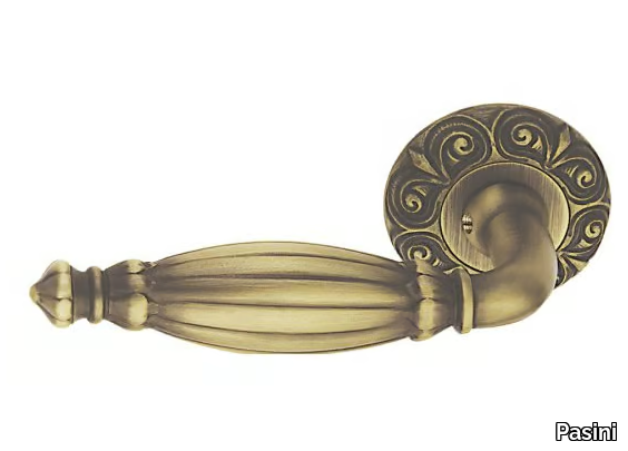 QUEEN - Brass door handle on rose _ Pasini