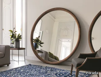 GIOVE - Freestanding round mirror with wooden frame _ Porada