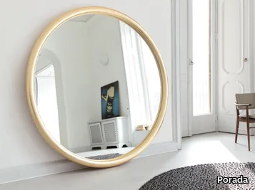 GIOVE - Freestanding round mirror with gold leaf frame _ Porada
