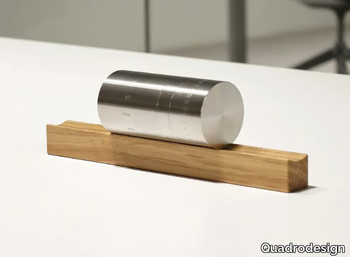 DAT01 - Stainless steel and wood calendar _ Quadrodesign