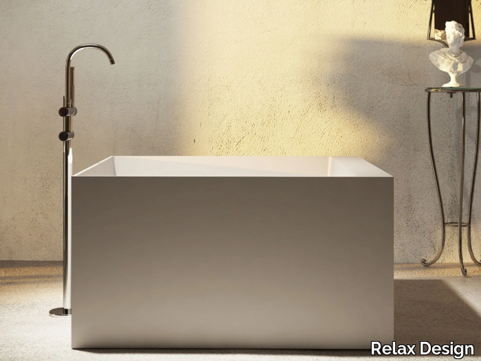 ESSEQUADRO - Freestanding square Luxolid® bathtub _ Relax Design