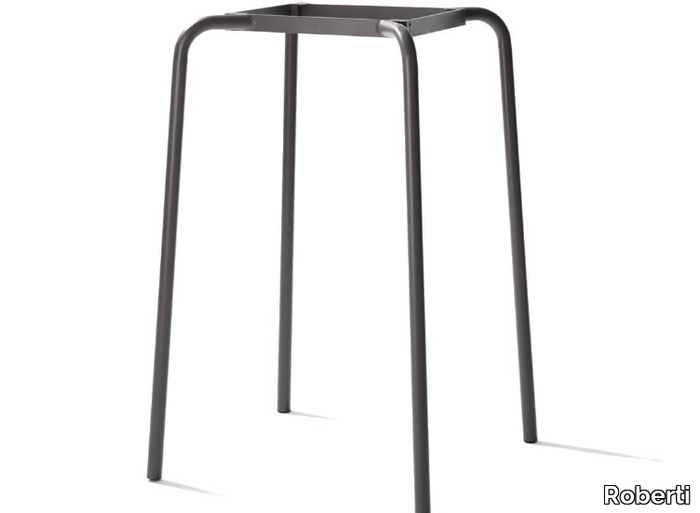 Table-base-Roberti-Rattan-290446-rel1ee65d02.jpg