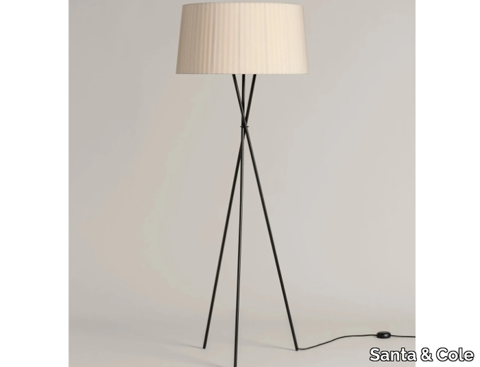 TRÍPODE G5 - LED metal floor lamp with dimmer _ Santa & Cole