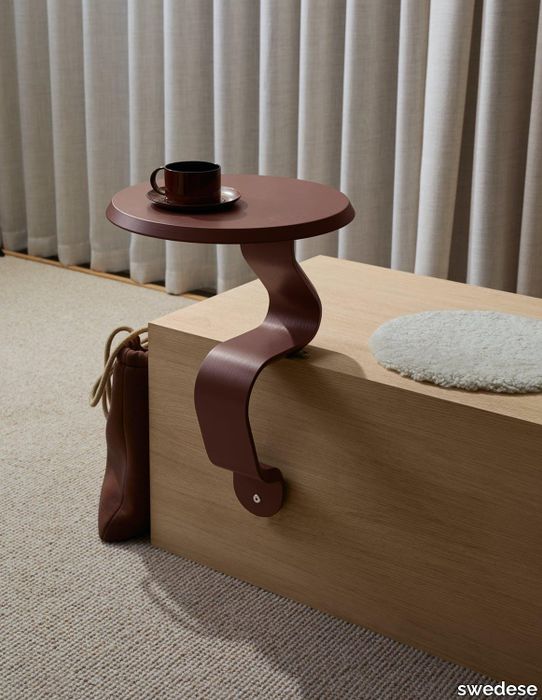 Figur table in ash