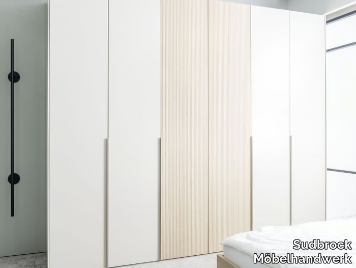 MIRIA 105 - Wardrobe with folding doors _ Sudbrock Möbelhandwerk