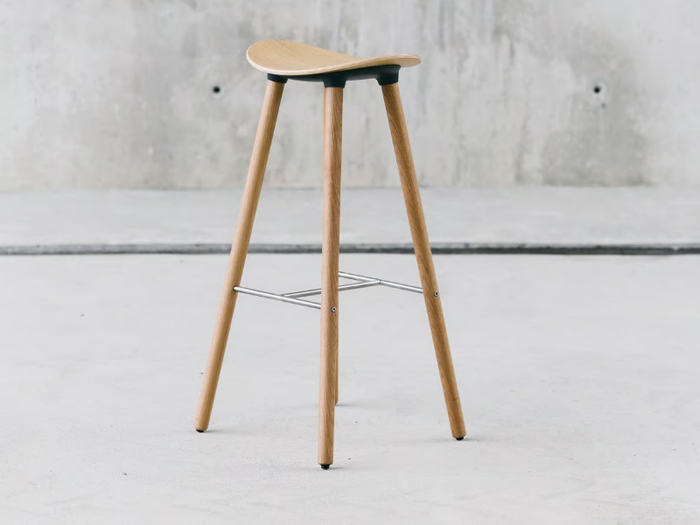 COMA WOOD - High wooden stool with footrest _ ENEA