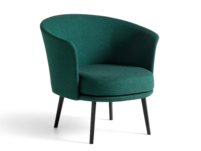 DORSO - Upholstered easy chair with armrests _ Hay