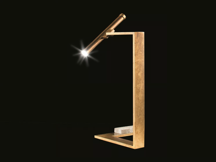 FLAT - Adjustable brass table lamp _ Henge