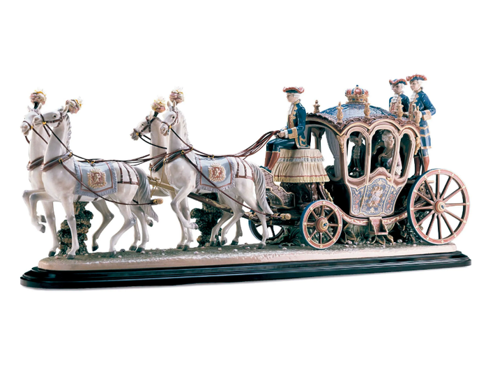 XVIIITH CENTURY COACH - Porcelain decorative object _ Lladró