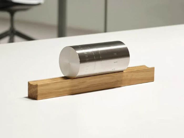 DAT01 - Stainless steel and wood calendar _ Quadrodesign