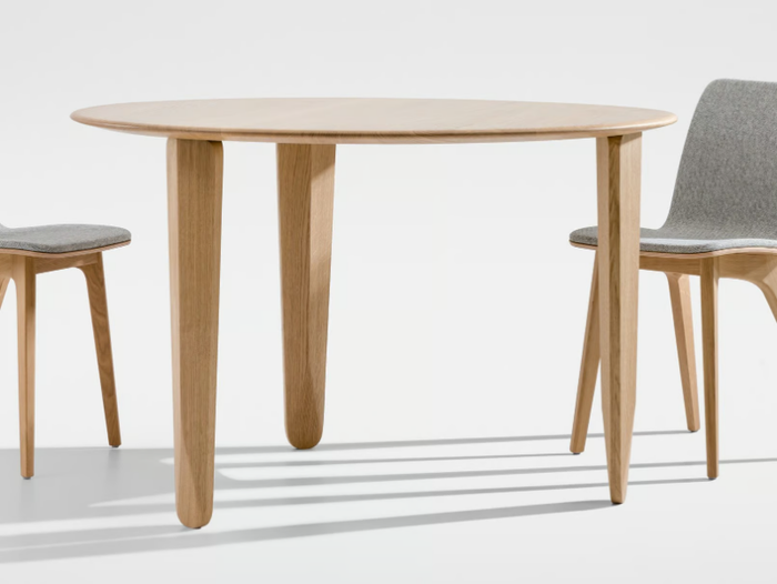 KUYU DINE - Round solid wood dining table _ ZEITRAUM