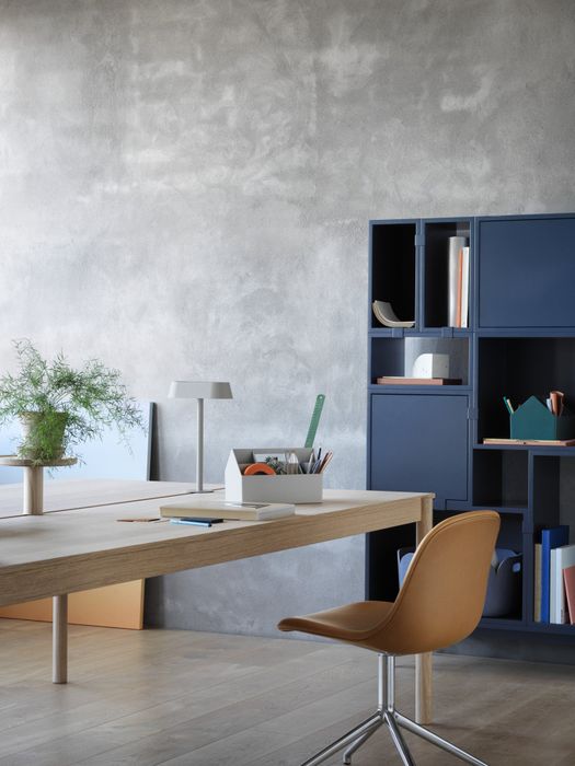 9933-en-linear-system-modular-table-oak-linear-lamp-linear-tray-sketch-toolbox-fiber-side-swivel-cognac-alu-stacked-midnight-blue-muuto-org.tif