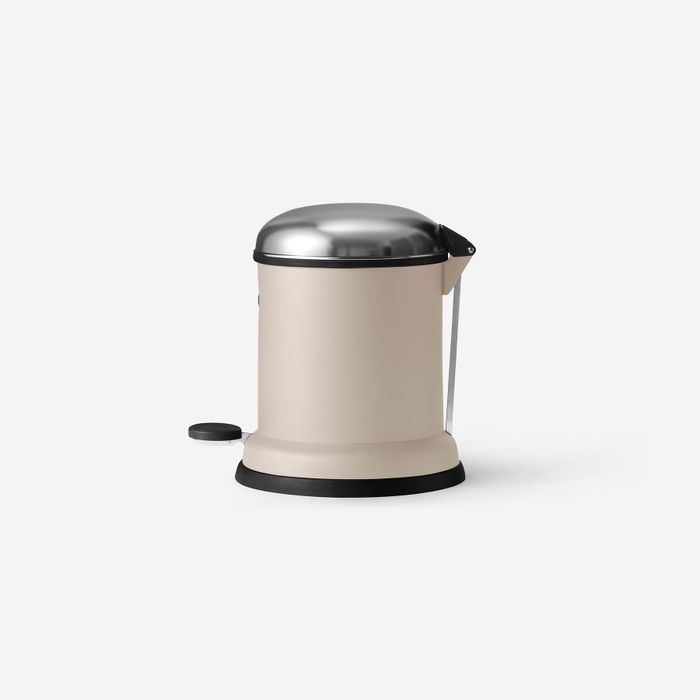 vipp-13-pedal-bin-beige-02-rgb.jpg