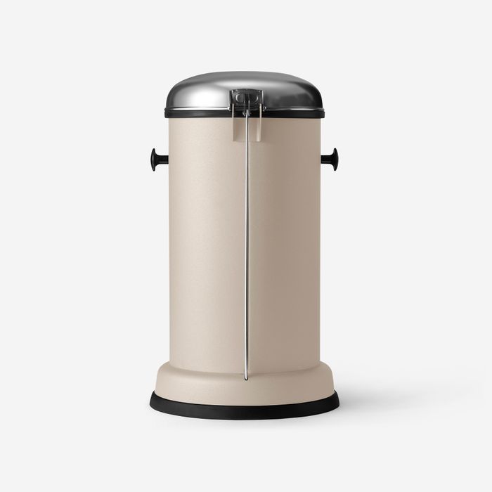 vipp-15-pedal-bin-beige-03-shadow.jpg