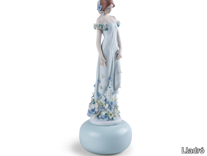 haute-allure-refined-elegance-woman-lladro-536322-reld67d11bf.jpg