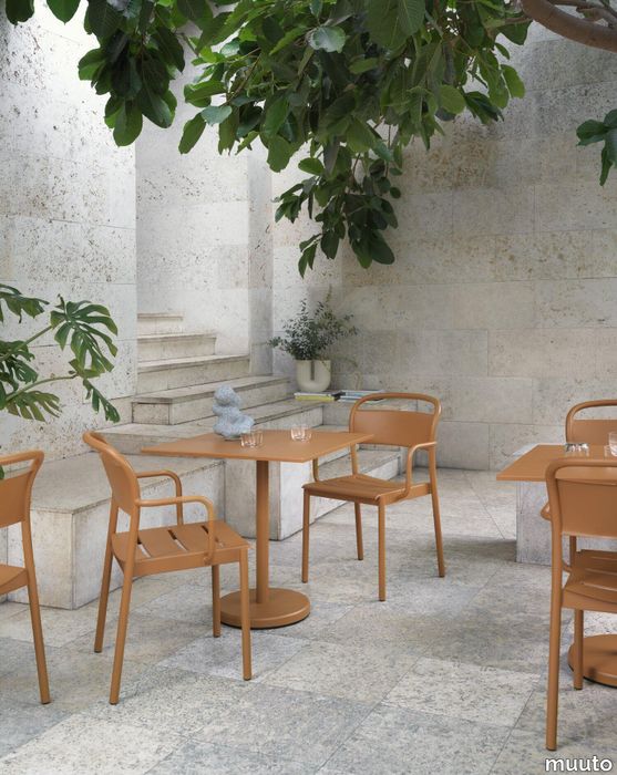 11694-en-linear-steel-armchair-linear-steel-cafe-table-70x70-burnt-orange-muuto-org.tif