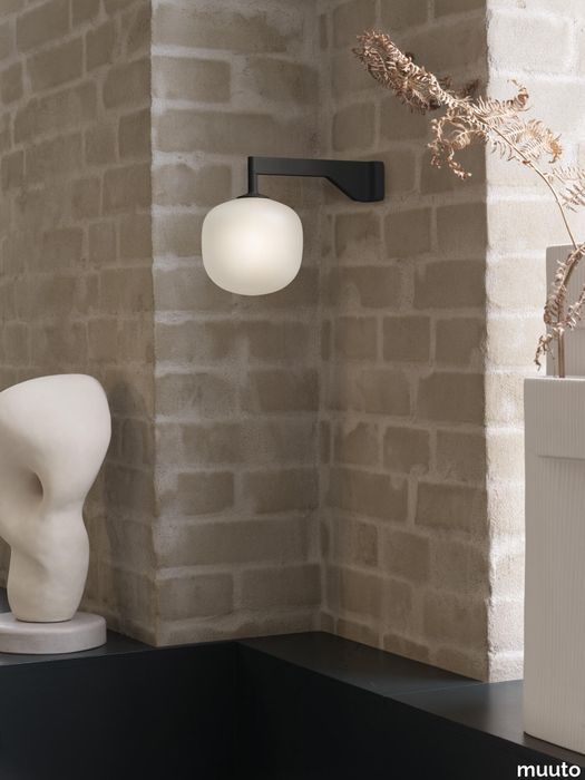 12033-en-rime-wall-lamp-black-ridge-vase-off-white-muuto-org.tif