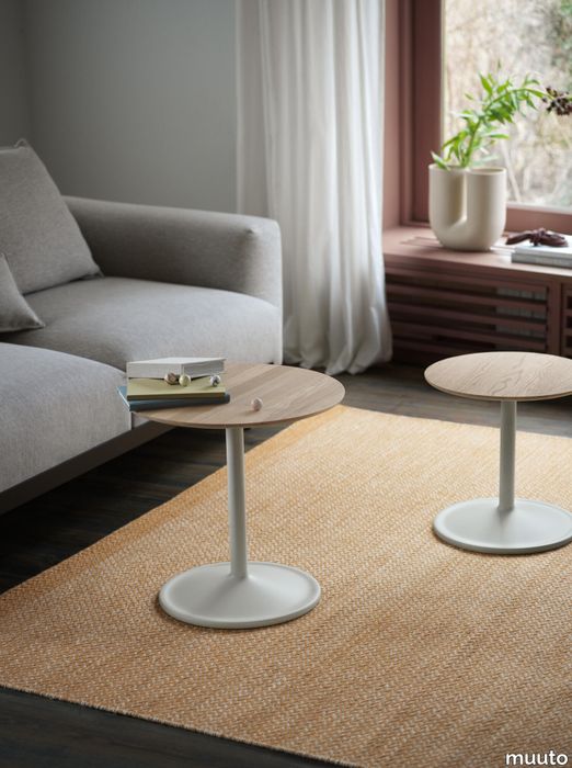 13210-en-soft-side-table-solid-oak-off-white-ply-rug-burnt-orange-in-situ-clay-12-kink-vase-muuto-org.tif