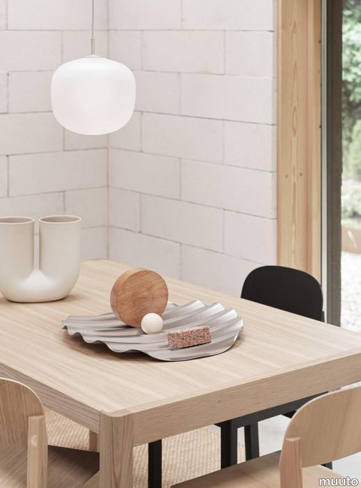 14751-en-workshop-table-140-oak-wave-tray-kink-sand-workshop-chair-oak-oregon-pine-black-rime-grey-25-ply-rug-burnt-orange-muuto-org.tif