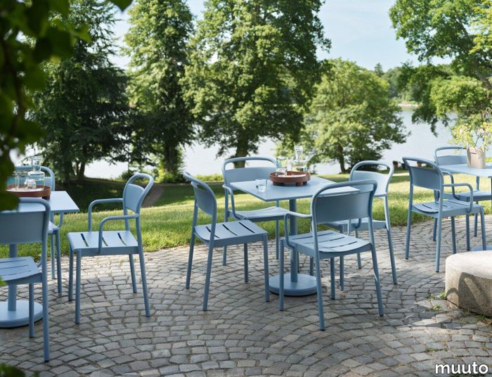 19389-en-linear-steel-cafe-table-73-armchair-side-chair-pale-blue-raise-carafe-glass-platform-tray-muuto-org.tif