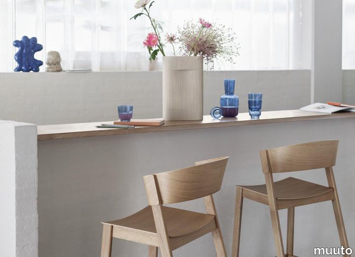 19793-en-cover-bar-stool-75-oak-raise-carafe-glass-dark-blue-ridge-h35-off-white-muuto-org.tif