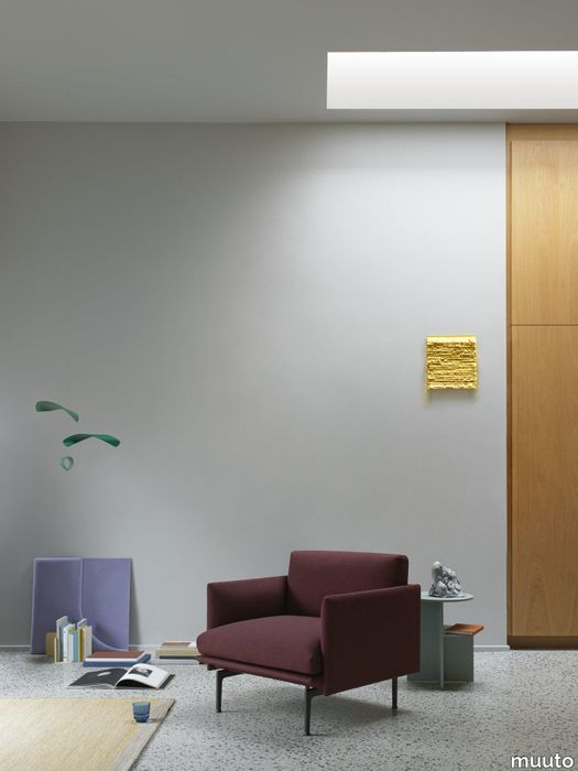 19808-en-outline-studio-chair-vidar-693-black-ply-rug-yellow-halves-sage-green-raise-dark-blue-muuto-org.tif