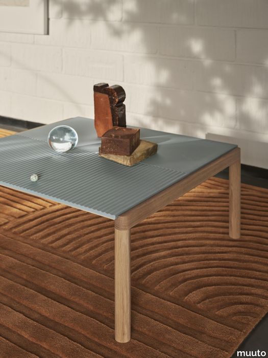 22951-en-couple-coffee-table-80x84x40-plain-wavy-pale-blue-oak-relevo-rug-170x240-burnt-orange-muuto-org.tif