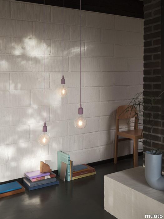 22955-en-e27-dusty-lilac-workshop-chair-oak-kink-vase-light-blue-muuto-org.tif