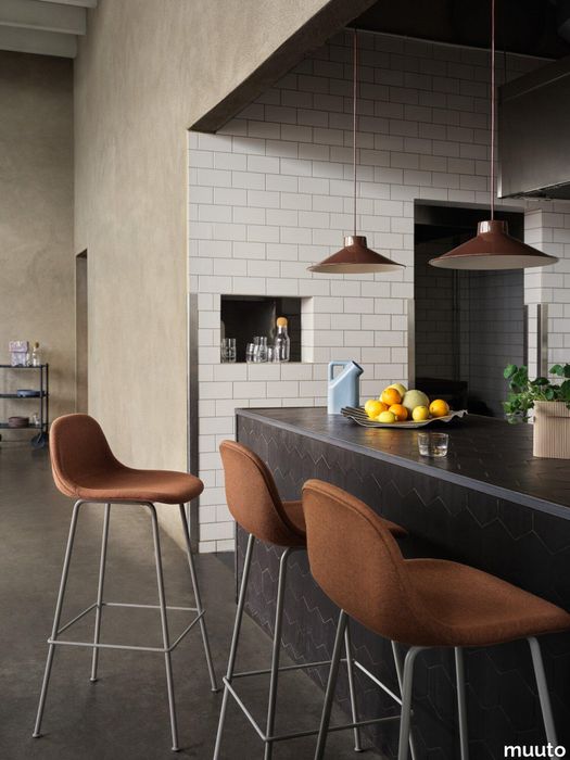 22965-en-fiber-bar-w-backrest-h75-tube-grey-re-wool-568-top-pendant-o36-deep-red-tub-jug-pale-blue-ridge-h16-5-beige-wave-tray-corky-flow-muuto-org.tif